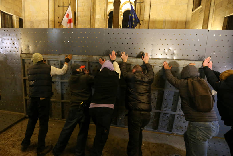 Протестующие прорывают железные ограждения у здания парламента Грузии 
