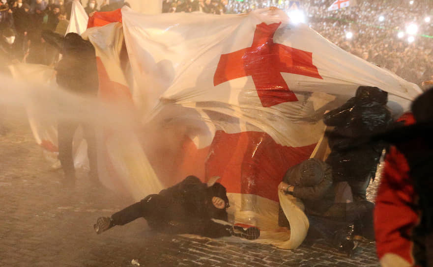 Полиция применяет против протестующих водометы и слезоточивый газ, Тбилиси