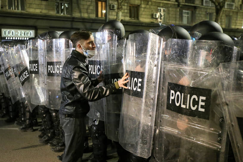 Мужчина стоит напротив полицейских в Тбилиси