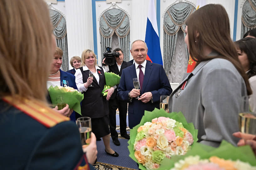 Церемония вручения государственных наград выдающимся женщинам в Кремле. Президент России Владимир Путин (в центре) на церемонии.
