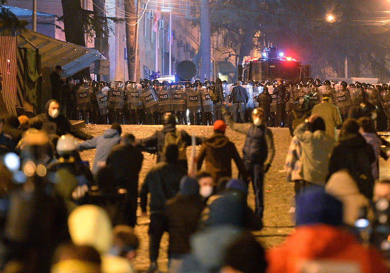 Противостояние полиции и участников акции в Тбилиси