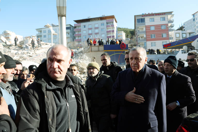 Реджеп Тайип Эрдоган (справа) во время встречи с пострадавшими от землетрясений людьми