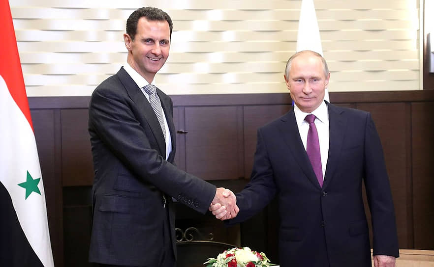 Башар Асад (слева) и Владимир Путин на встрече в Сочи в 2017 году