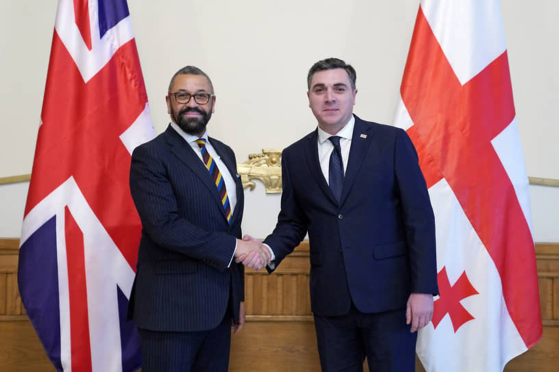Министр иностранных дел Грузии Илья Дарчиашвили (справа) и министр иностранных дел Великобритании Джеймс Клеверли