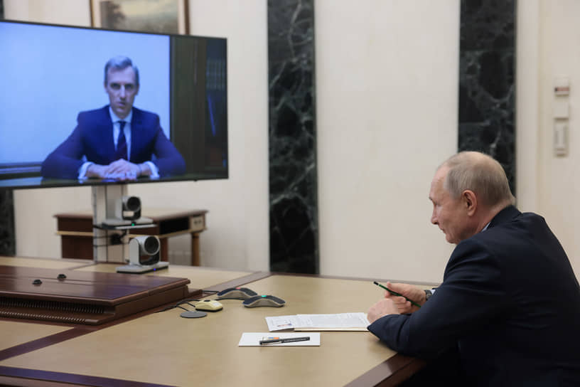 Владимир Путин во время совещания с Василием Анохиным (на экране)