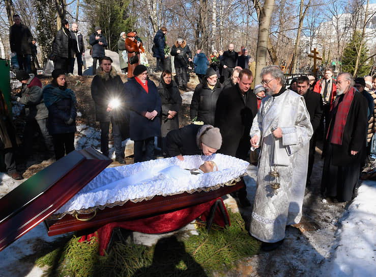 Церемония прощания с правозащитником Сергеем Григорьянцем на Медведковском кладбище