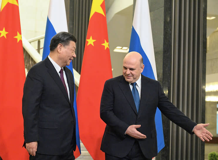 Председатель КНР Си Цзиньпин (слева) и председатель правительства России Михаил Мишустин