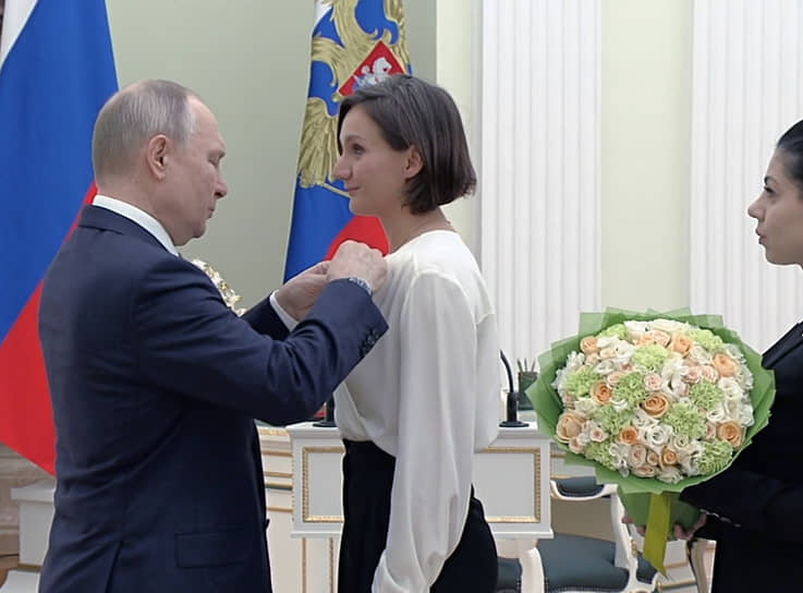Владимир Путин награждает Екатерину Пильникову 