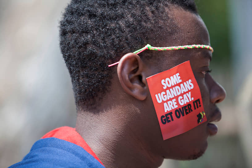 Один из угандийских сторонников ЛГБТ-сообщества, надпись на стикере: «Некоторые угандийцы гомосексуальны. Смиритесь с этим!»