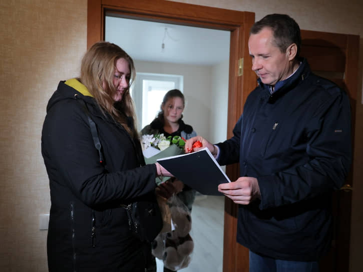Вячеслав Гладков вручил ключи от новых квартир первым 9 семьям