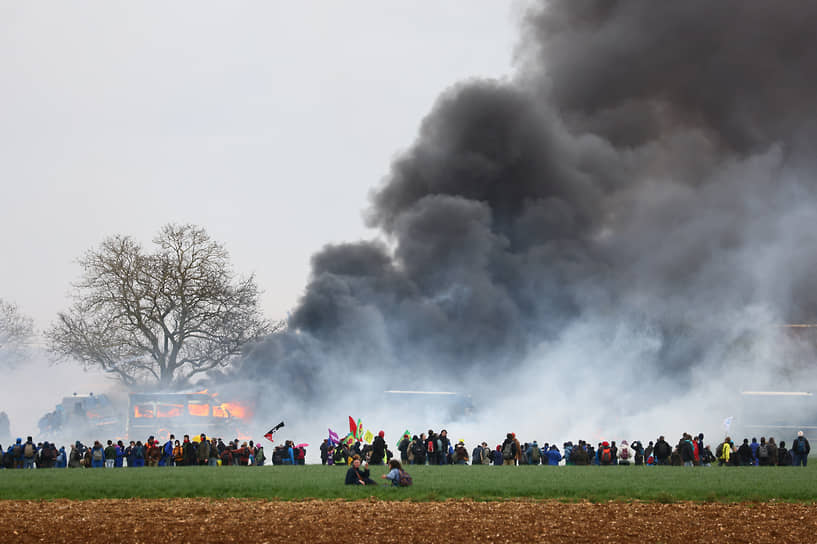 На западе Франции произошли столкновения между полицией и экологическими активистами