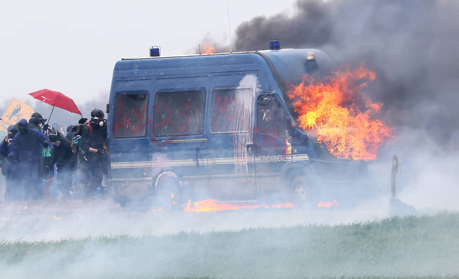 На западе Франции произошли столкновения между полицией и экологическими активистами