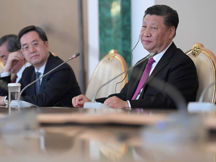 Председатель КНР Си Цзиньпин (справа)