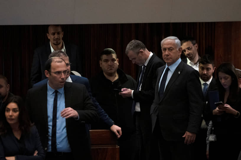 Биньямин Нетаньяху (справа) в Кнессете 27 марта