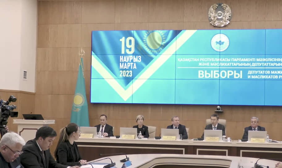 Заседание Центральной избирательной комиссии Республики Казахстан. Председатель ЦИК Нурлан Абдиров (второй справа)