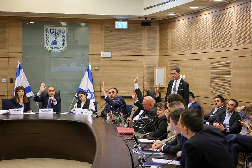 Депутаты Кнессета (парламента) Израиля предварительно одобрили первую часть судебной реформы, вызвавшей массовые протесты в стране