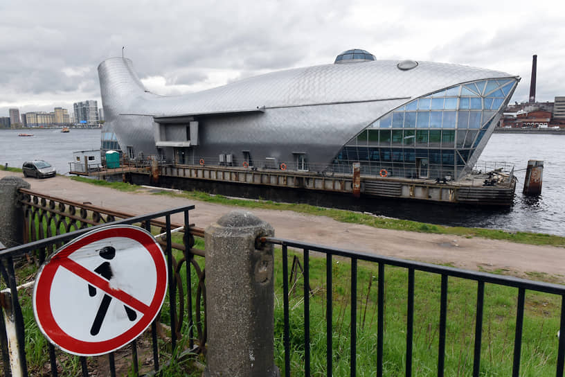 Не действующий плавучий ресторан &quot;Серебряный кит&quot; на набережной проспекта Обуховской обороны, май 2022 года