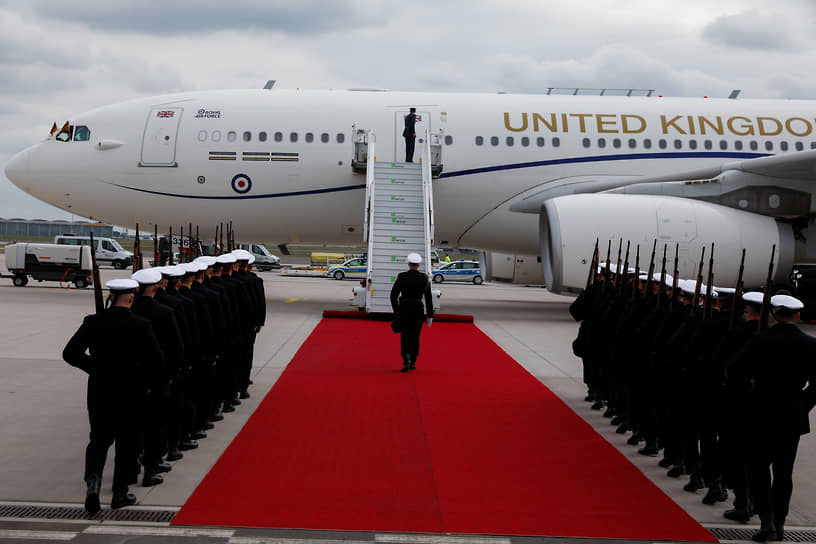 Самолет с британским королем Карлом III и королевой-консортом Камиллой прибывает в берлинский аэропорт