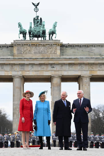 Президент Германии Франк-Вальтер Штайнмайер, его жена Эльке Бюденбендер, король Великобритании Карл III и королева-консорт Камилла на церемонии приветствия с воинскими почестями на площади Парижской площади перед Бранденбургскими воротами в Берлине