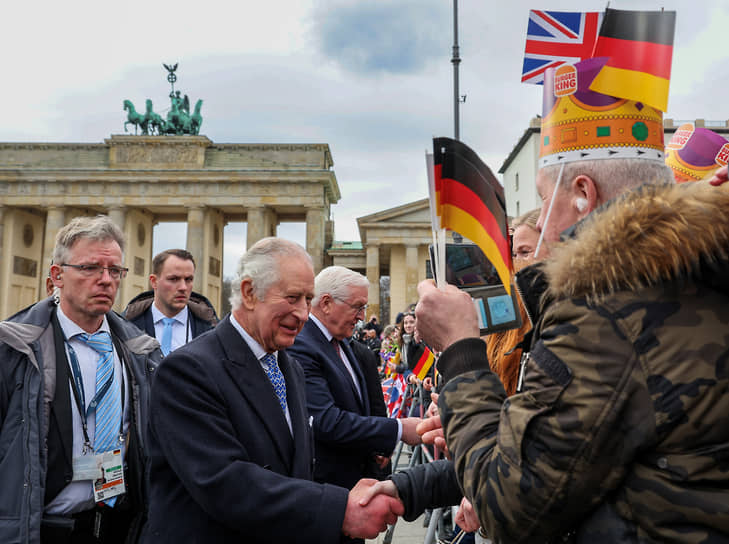 Британский король и президент Германии общаются с собравшимися на приветственной церемонии