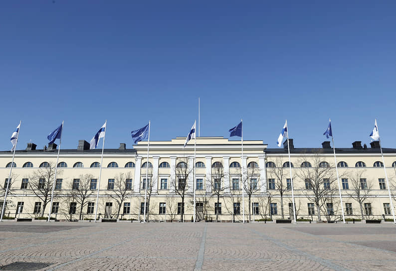 Флаги Финляндии и НАТО во дворе Министерства иностранных дел в Хельсинки