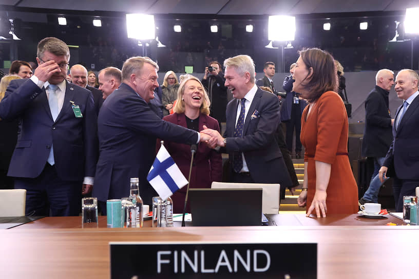 Министры иностранных дел Дании и Финляндии Ларс Лёкке Расмуссен и Пекка Хаависто обмениваются рукопожатиями в штаб-квартире НАТО 