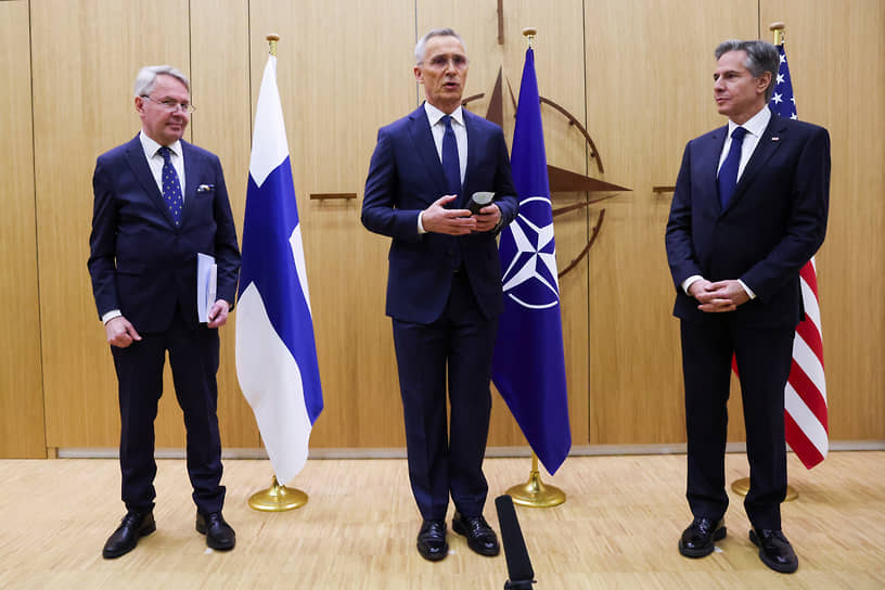 Слева направо: министр иностранных дел Финляндии Пекка Хаависто, генеральный секретарь НАТО Йенс Столтенберг, госсекретарь США Энтони Блинкен в штаб-квартире Североатлантического альянса в Брюсселе


