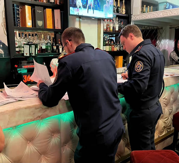 Сотрудники следственного комитета провели обыски в барах на улицах Думской и Ломоносова в Санкт-Петербурге