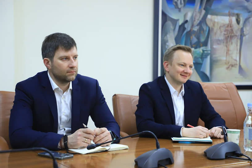 Вице-президент компании «Яндекс», ответственный за связи с госорганами Павел Демидов (справа)
