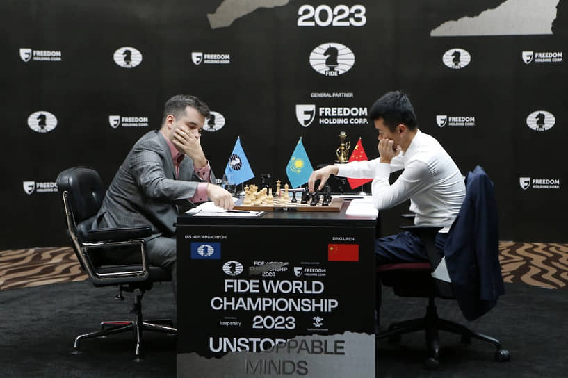 Ян Непомнящий (слева) и Дин Лижэнь во время шахматного поединка
