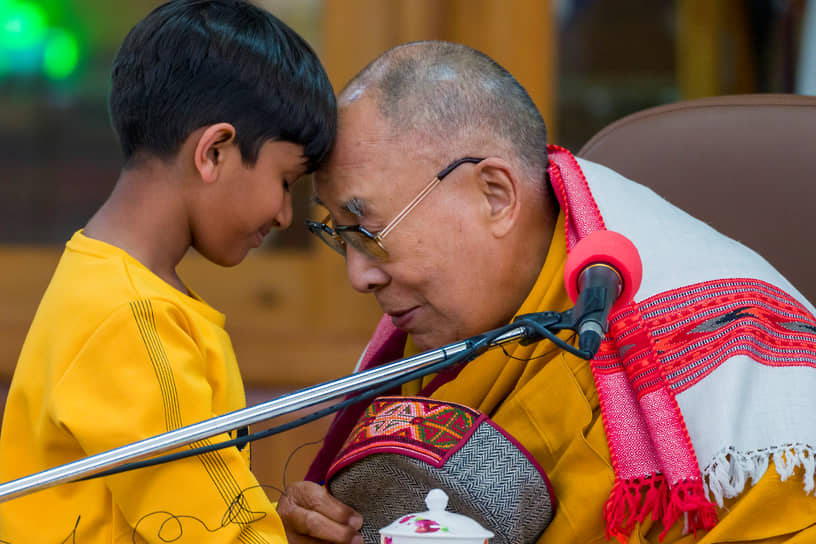 Далай-лама XIV и мальчик 