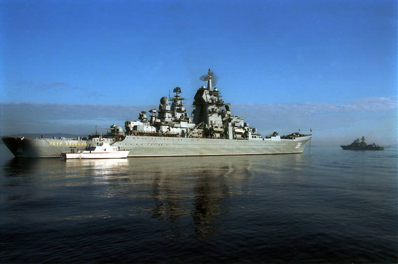 Авианесущий крейсер "Петр Великий" во время учений на Северном флоте, 1998 год