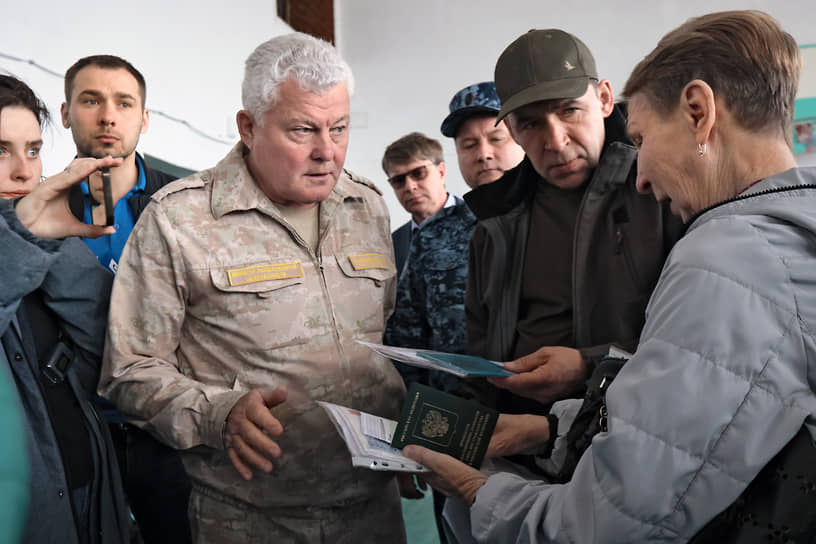 Евгений Куйвашев (второй справа) во время общения с жителями поселка Сосьва 27 апреля