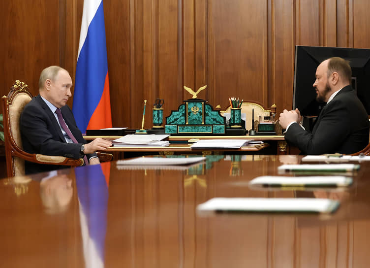 Владимир Путин (слева) и Андрей Гурьев во время встречи