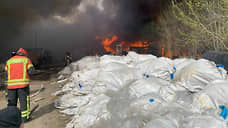 В Екатеринбурге загорелись склады с легковоспламеняющейся жидкостью