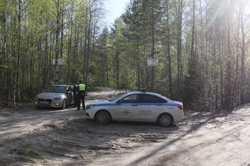 Полицейский блок-пост на дороге к поселку Пионерский, где было покушение на Захара Прилепина