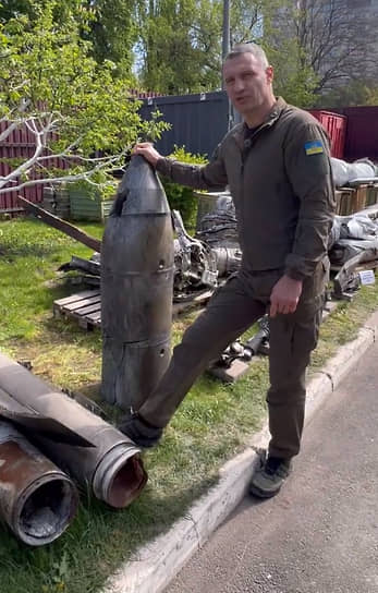 Мэр Киева Виталий Кличко позирует с якобы обломком головной части гиперзвуковой ракеты «Кинжал»