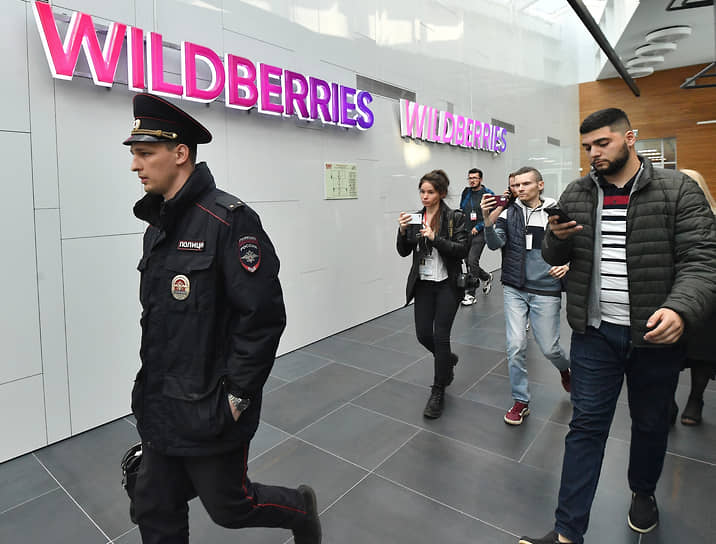 Сотрудники компании Wildberries во время забастовки и приехавшие полицейские