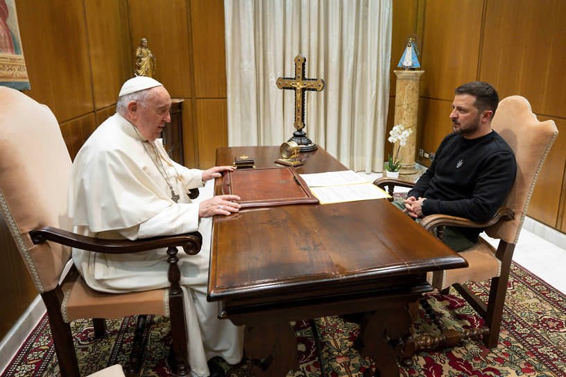 Встреча президента Украины Владимира Зеленского (справа) с папой римским Франциском в Ватикане