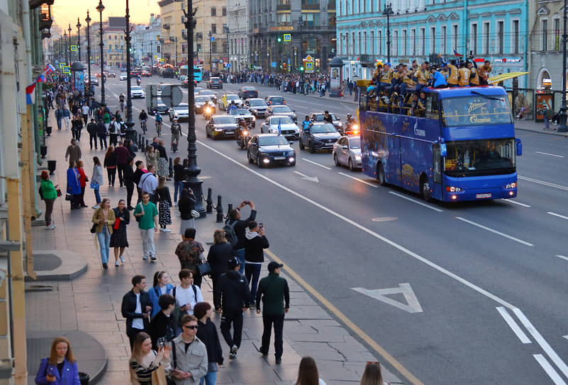 Чемпионский автобус с игроками ФК «Зенит» на Невском проспекте