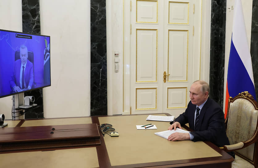 Владимир Путин во время встречи с губернатором Новосибирской области Андреем Травниковым 