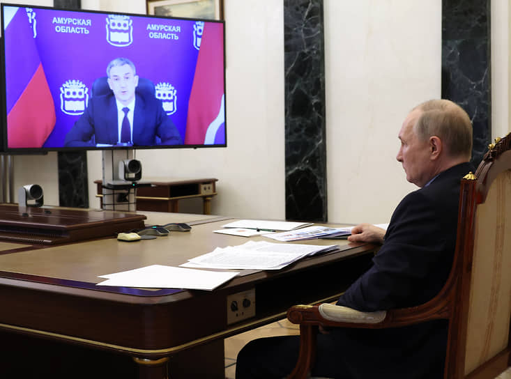  Владимир Путин во время встречи с губернатором Амурской области Василием Орловым