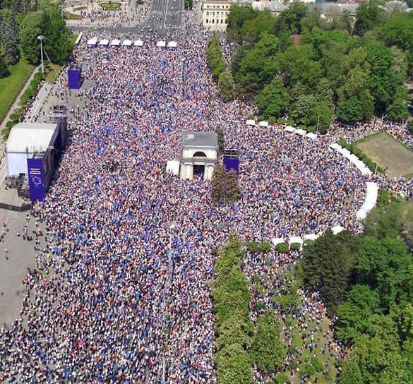 Участники Национального собрания «Европейская Молдова» на площади