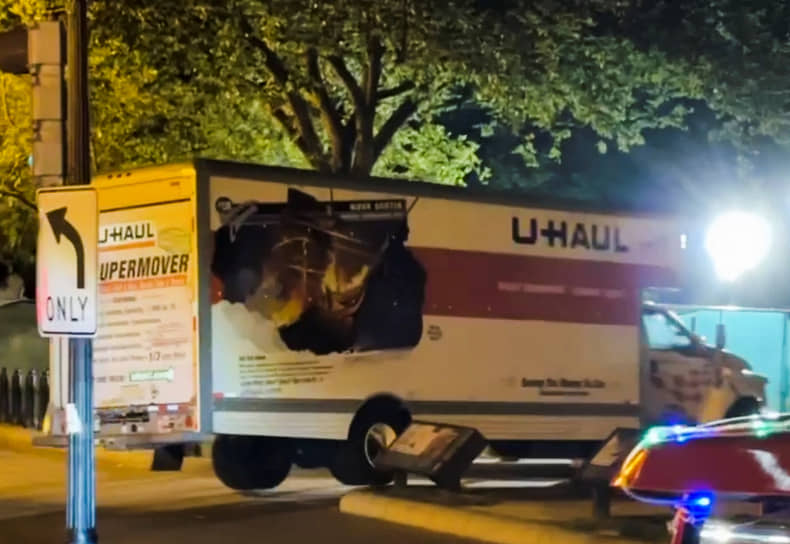 Фургон, врезавшийся в ограждения рядом с Белым домом США 