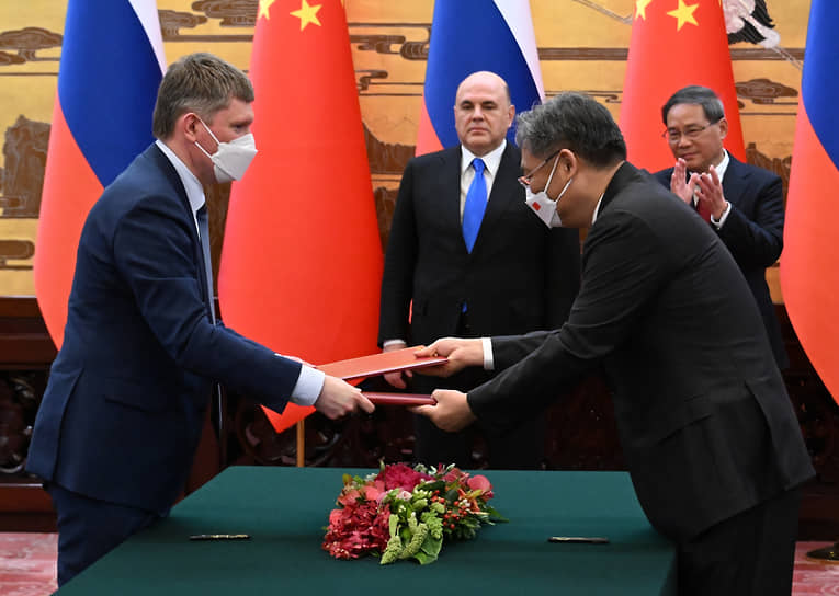 Церемония подписания российско-китайских документов (на заднем плане — премьер-министр РФ Михаил Мишустин и премьер Госсовета КНР Ли Цян)