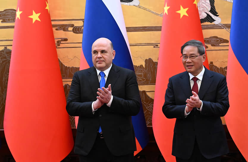 Премьер-министры России и Госсовета КНР Михаил Мишустин (слева) и Ли Цян 