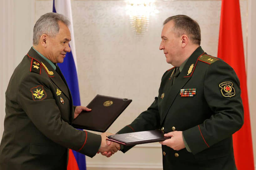 Министр обороны России Сергей Шойгу и его белорусский коллега Виктор Хренин