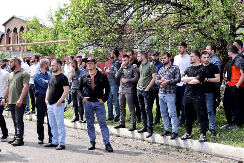 Жители Грозного собираются у следственного изолятора в связи с прибытием волгоградца Никиты Журавеля 