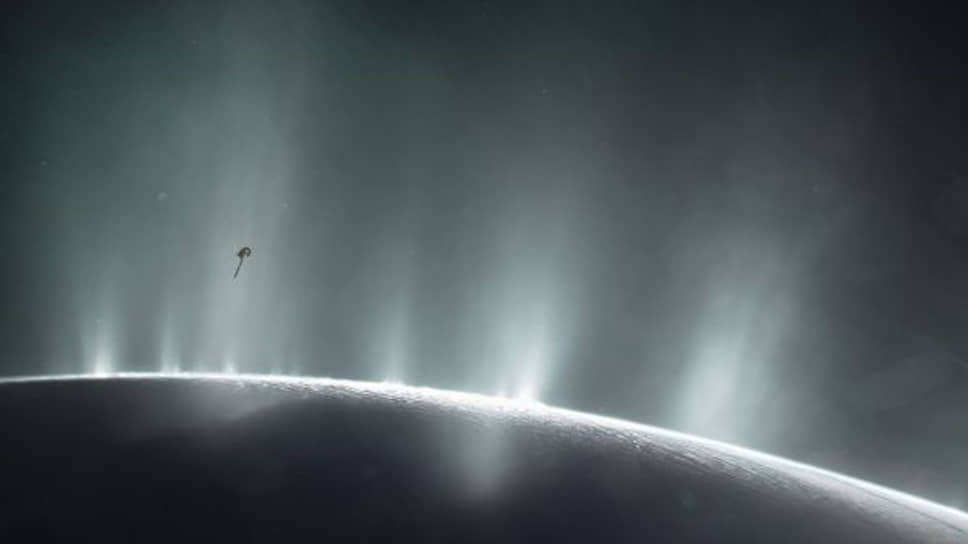 NASA обнаружило на луне Сатурна гигантский водяной гейзер