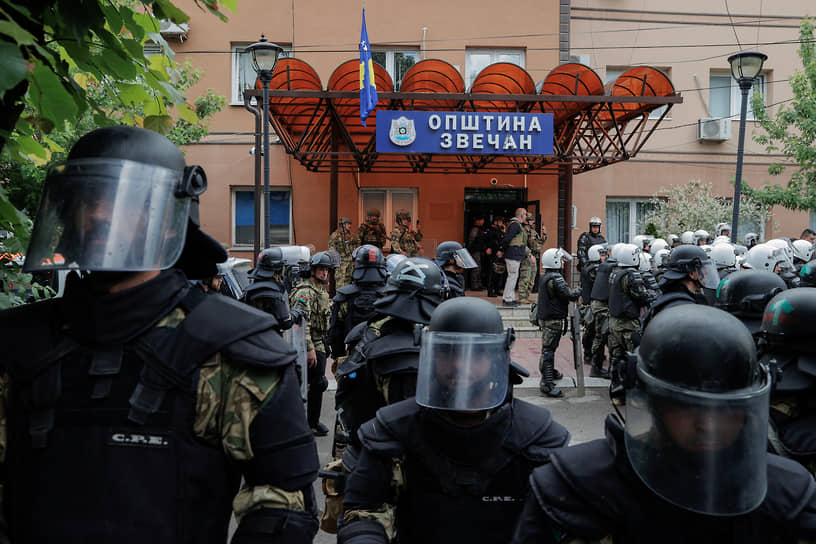 Венгерские солдаты KFOR у входа в здание муниципалитета в городе Звечан, Косово, 29 мая 2023 года